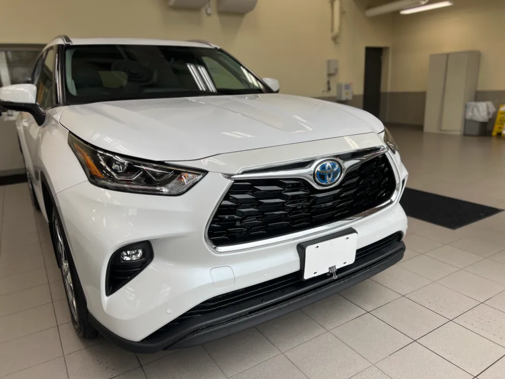 2023 highlander hybrid limited white w graphite interior 2